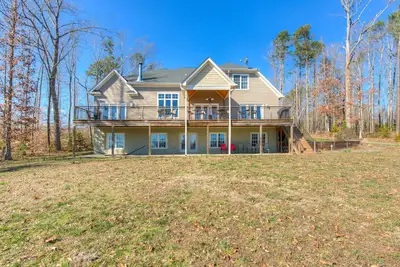 Image de Splendide maison au bord du lac adaptée aux chiens avec quai et vues incroyables!