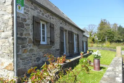 Image de Maison rénovée avec jardin, proche de la côte, idéale pour famille avec enfants et animaux.