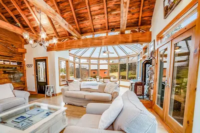 Image de Maison magnifiquement rustique avec aire de jeux sur place, terrasse et patio, cuisine complète, grill