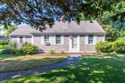 Image de # 455: Marchez jusqu'à l'eau avec une vue imprenable sur l'océan, sur une route calme avec une cour bien entretenue.