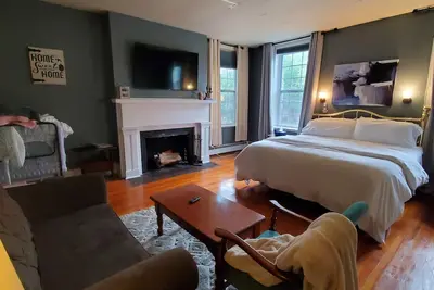 Image de Situé dans le quartier historique du centre-ville, studio confortable, wifi.