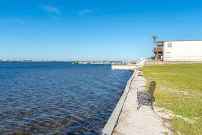 Image de Waterview penthouse condo on inter coastal waterway with pool