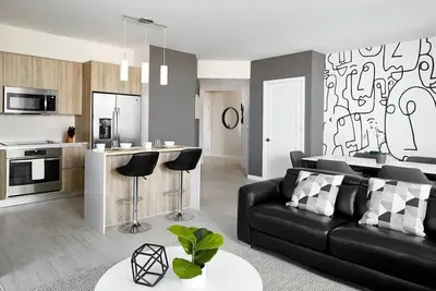 Des Vues Spectaculaires! Spacieux 2 Bdrm Design Moderne!