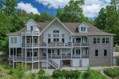 Image de Immense quai couvert, terrasses couvertes, foyer, WiFI gratuit et bain à remous 2 cuisines complètes