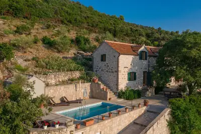 Image de Maison en pierre méditerranéenne située dans le paisible village ethno-écologique Dol