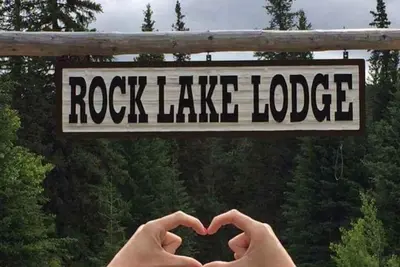 Image de Rock Lake Lodge - Lodge complet et 4 cabines tous ensemble en un seul package.