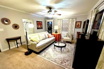 Image de Condo de charme près du centre-ville, Ncsu et Pnc Arena