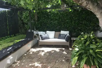 Image de maison avec jardin en zone naturelle à 15 'du centre ville animé