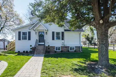 Image de Maison de luxe à Middleburg avec 3 chambres et 2 salles de bain complètes