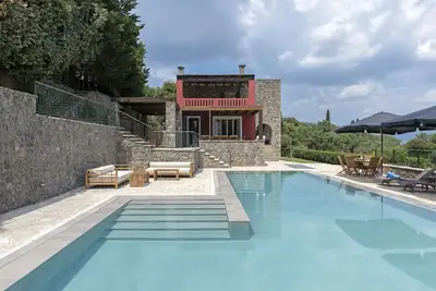 Image de Villa élégante avec vue sur la mer et la marine de Gouvia avec 6 chambres en suite!