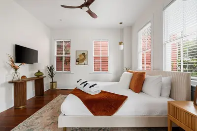 Image de Soak Up the Light at a Chic 5bd Duplex Just 2 Blocks from King Street