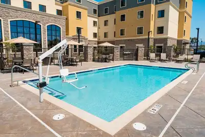 Image de Suite King. Petit déjeuner gratuit. Bassin. Barbecue partagé. Idéal pour les voyageurs d'affaires!