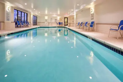 Image de Petit déjeuner gratuit. Piscine et bain à remous. Gym. Près de Aurora Medical Center!
