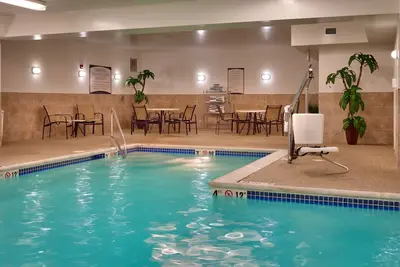 Image de Petit déjeuner gratuit. Bassin. Gym. Votre prochain voyage!