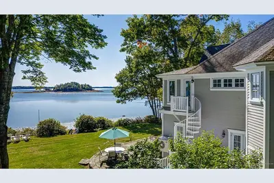 Image de Spacious Waterfront  Luxury Home