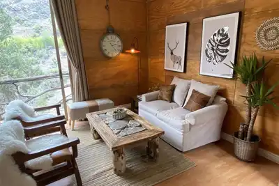 Maison Ñilhue avec forêt et rivière