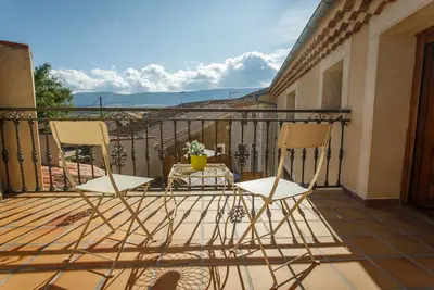 Image de Maison de montagne spacieuse avec 4 chambres, 5 salles de bains, terrasse et cheminée