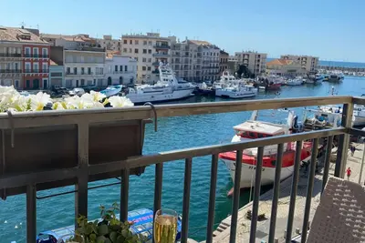Image de Appartement rénové dans un petit immeuble au centre de Sète
