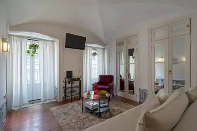 Romantic Apartment + River View Historic Centre