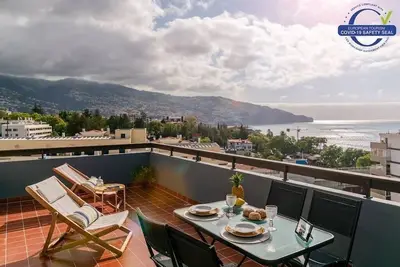 Image de Casa Branca I, avec un balcon et une vue imprenable sur l'océan!