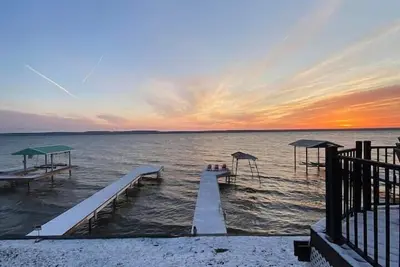 Image de Cast Away, magnifique maison au bord du lac, au milieu de la Seneca Wine Trail!