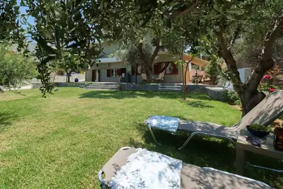 Image de Appartement de jardin récemment rénové, à quelques pas de la plage