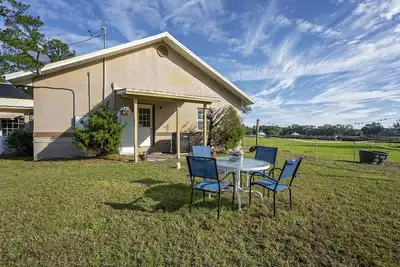 Image de Ocala Suite de 2 chambres dans une belle maison de bloc sur une ferme équestre