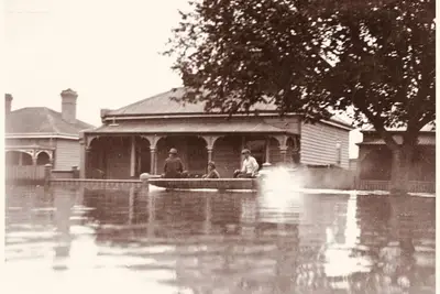 Image de Il y avait une Crooked House, près de Launceston Cbd, Utas University & Stadium, r