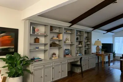 Image de Spacious Mid-Century Modern House