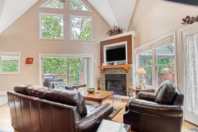 Image de Maison acceptant les chiens avec bain à remous privé, foyer au gaz, salle de jeux et bien plus encore!