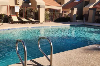 Image de 2br Condo Mesa récemment meublé, piscine, accès facile à l'autoroute