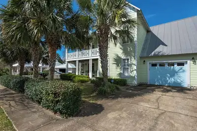 Image de Étapes vers la plage et la piscine communautaire! Énormes porches enveloppants dans la famille Neighbourho