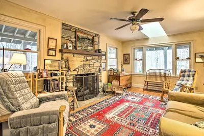 Image de Blue Ridge Mountain Getaway avec porche enveloppant!