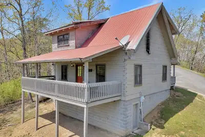 Image de A Charming Cabin with Hot Tub & Easy Access to Pigeon Forge and the Smokies