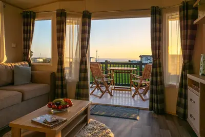 Image de Caravane moderne de 2 chambres avec vue sur la mer dans le parc de vacances 5 * Hoburne Naish