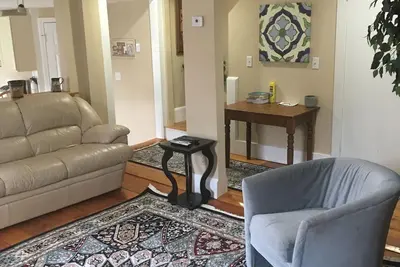 Image de Free 2 Car Parking at this 3 bedroom apartment. Close to a park. Great location