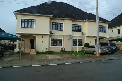 Image de Maison 3br près du centre commercial Novare. 13 minutes de l'aéroport et 15 minutes de la porte de la ville.