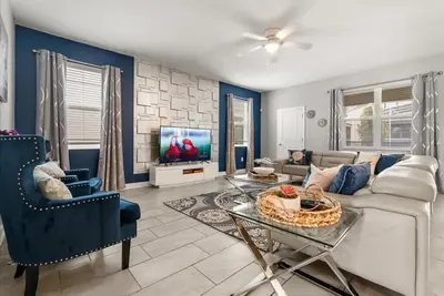 Image de Villa de luxe avec 6 chambres et 5 salles de bains, fermée, près de Disney