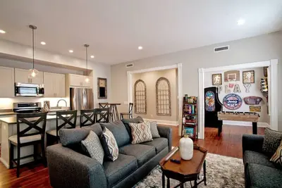 Image de Newly Renovated 4 bed 3 bath & 2 Parking Spots
