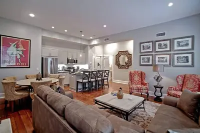 Image de Rare & Beautifully Updated 9 Bed, 8 Bath Townhome