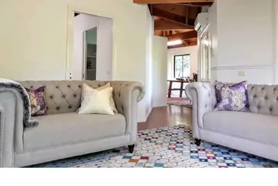 Image de Sandy's pottery cottage avec des jardins verdoyants