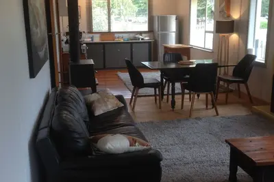 Image de Maison spacieuse de 3 chambres. 2 minutes à pied de la ville de Fairlie et des tartes célèbres!