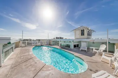 Image de Splendide condo avec piscine commune sur le toit et balcon privé - à pied de la plage!