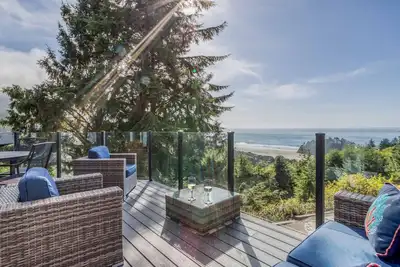 Image de Maison de luxe avec vue sur l'océan et vue panoramique sur l'océan, bain à remous, espace extérieur et chambre bonus