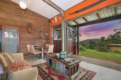 Image de La conversion du hangar avec bain à remous avec une vue imprenable @ Gold Coast Tree Houses