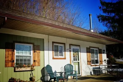 Image de Cozy Cottage w/wood stove, firepit, pond & hiking trails near Snow Trails