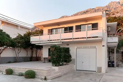 Agréable appartement pour 6 personnes avec Wifi, climatisation, Tv, balcon et parking