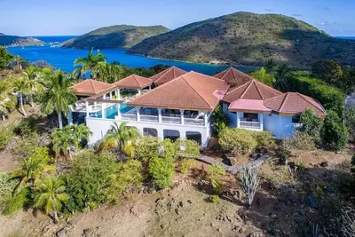 Image de Elegance and Island Charm Greet You At This Beautiful Rental Villa