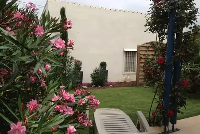 Image de Maison individuelle avec jardin. Nos amis les animaux sont les bienvenus.