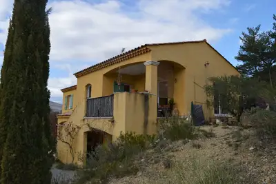 Image de maison au pied d ' une colline